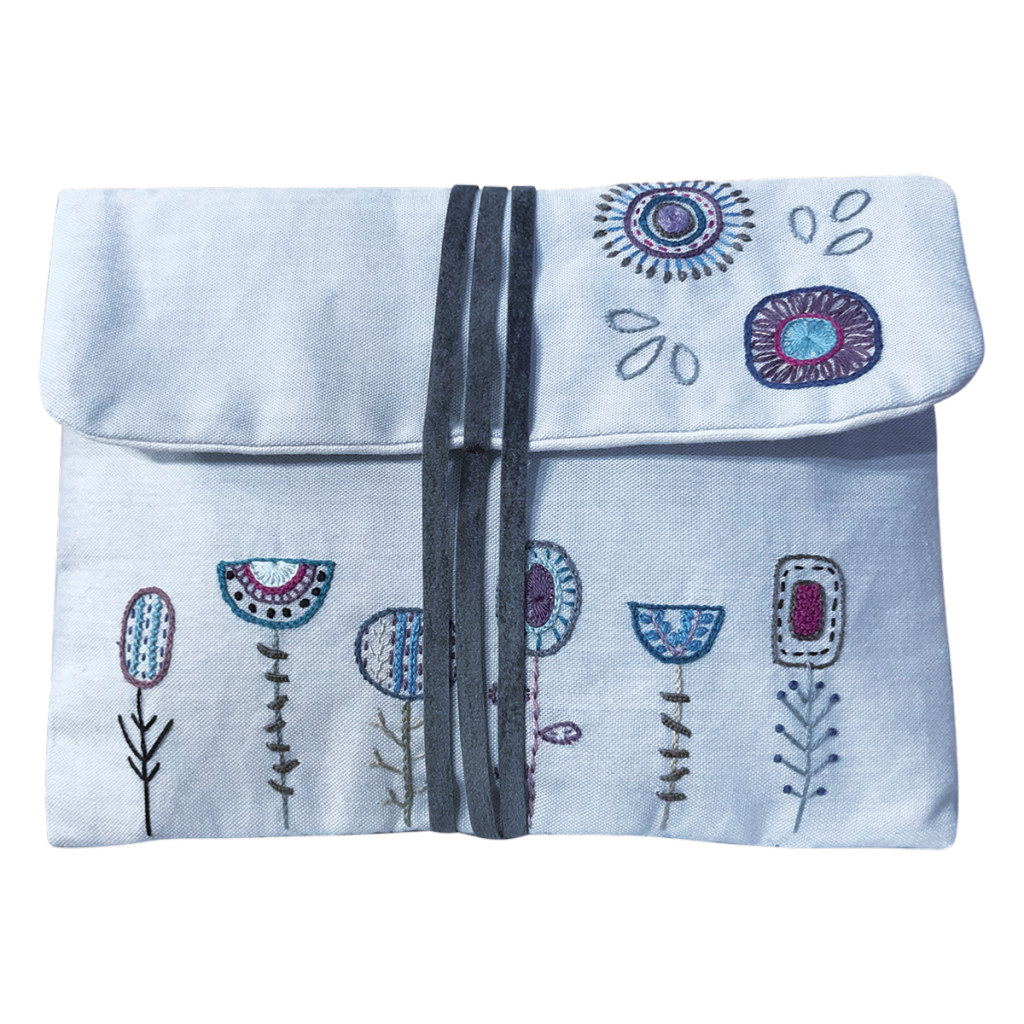 Pochette Fleurs Bleues | Modèle à broder à télécharger